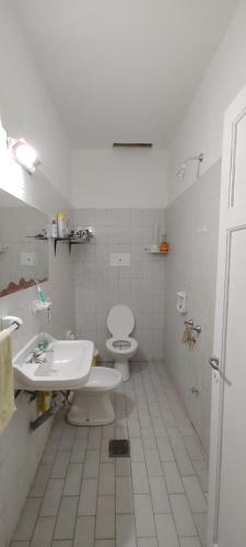 科尔多瓦Habitación Privada en casa compartida para viajeros的白色浴室设有2个卫生间和水槽