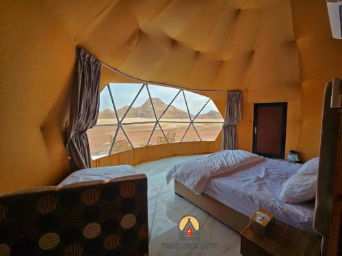 瓦迪拉姆wadi rum,Linda Camp的一间卧室设有两张床和大窗户