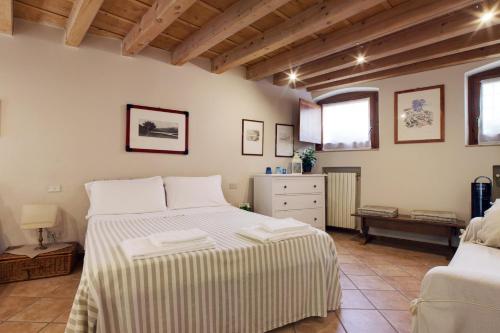 维罗纳狄奥多里克国王村住宿加早餐旅馆的一间卧室,卧室内配有一张大床