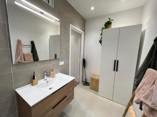 尼斯Le Riquier - Port de Nice的浴室设有白色水槽和镜子