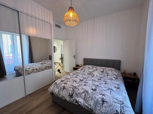 尼斯Le Riquier - Port de Nice的一间卧室配有一张床和镜子