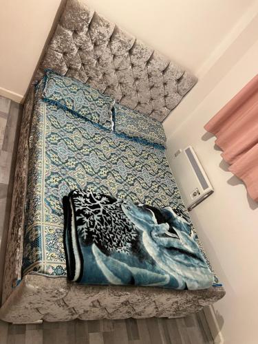 朴次茅斯Room in the centre of Portsmouth的卧室配有一张美人鱼地毯。