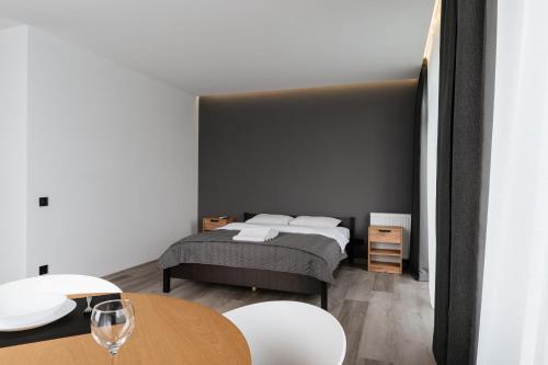 乌日霍罗德Luxury Apartments CITY的卧室配有一张床和一张桌子及椅子