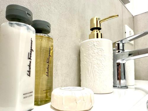 利尼亚诺萨比亚多罗Beach Front Apartment Sabbiadoro的浴室提供2瓶肥皂和水槽。