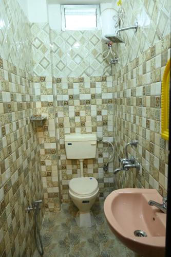 布莱尔港HOTEL BEACH A/C的一间带卫生间和水槽的浴室