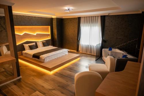 DragashLa Ruota Hotel Sharr的酒店客房,配有床和沙发