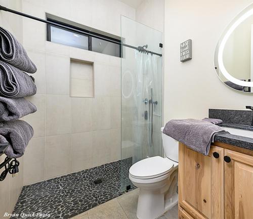 雷丁Three Bedroom River Access的带淋浴、卫生间和盥洗盆的浴室