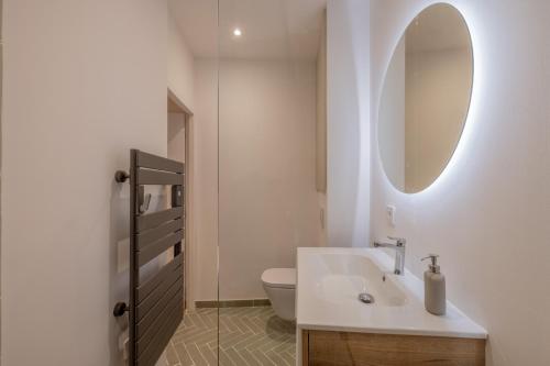 普罗旺斯艾克斯Appartement de charme的白色的浴室设有水槽和镜子