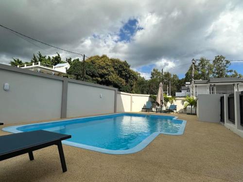 弗利康弗拉克SeaSand-Entire Luxury 3 BD condo - Close to beach的庭院里的一个大型蓝色游泳池