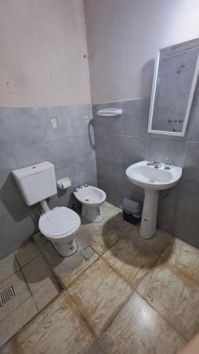 卡塔马卡Alquiler por día- Zona Centro的一间带卫生间和水槽的浴室
