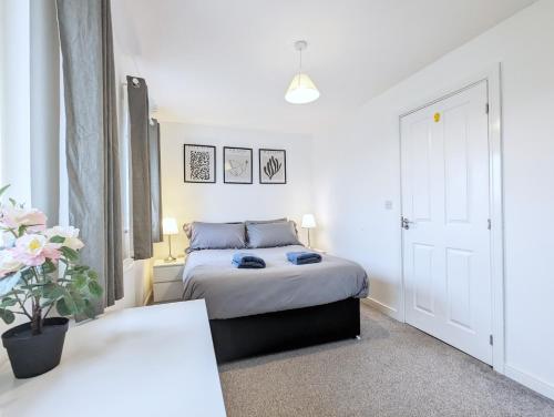 利物浦Guest Rooms Near City Centre & Anfield Free Parki的一间白色客房内的床铺卧室