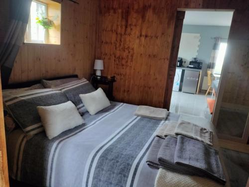 韦斯特波特Self Catering apartment Achill Island Pets Allowed的一间卧室配有一张大床和毛巾