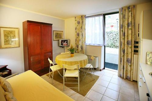 托里德尔贝纳科Residence Gardasee 2的客房设有桌椅和窗户。