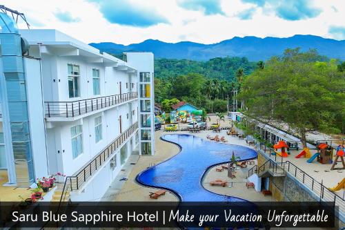 GodakewelaSaru Blue Sapphire Hotel的一座带游泳池和度假村的酒店