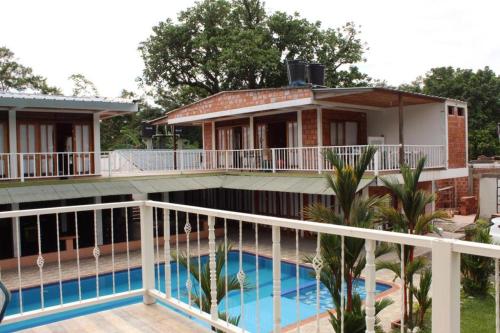 比亚维森西奥Finca Palma Roja的别墅前设有游泳池