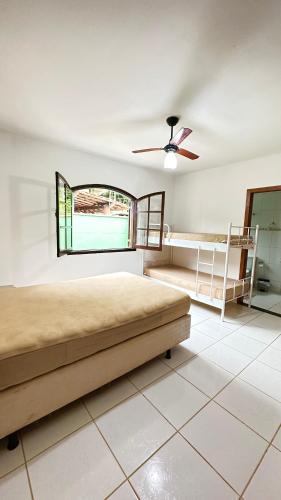 乌巴图巴CASA VERDE的一间卧室配有一张床和吊扇