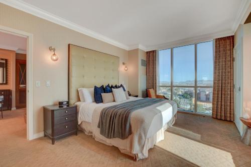 拉斯维加斯LUXURIOUS 1 BD/2BTH Premium Suite MGM Signature w/balcony的一间卧室设有一张大床和一个大窗户