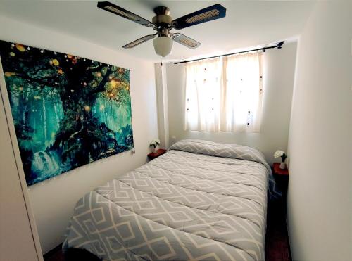 穆尔西亚Casa Rural Villa Arizona en Cartagena的一间卧室配有一张床和吊扇
