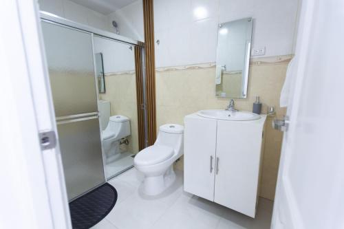 圣斐利-银港MB Apartment - B的浴室配有卫生间、盥洗盆和淋浴。