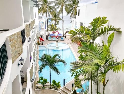 长滩岛长滩岛海洋俱乐部海滩度假村的享有棕榈树游泳池和大海的顶部景色