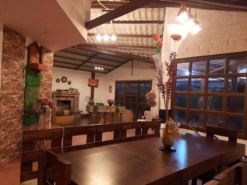 里奥班巴Casa de campo con hermosa vista的一间带桌子的用餐室和一间客厅
