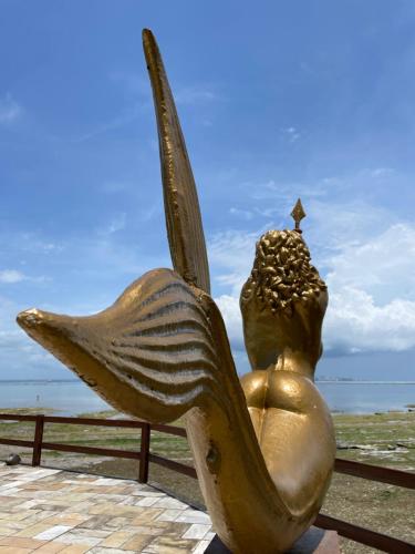 伊塔帕里卡岛维拉克鲁兹Estúdio Village Ilha dos Corais的头上星星的女人的雕像