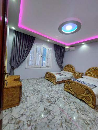 达哈布Oocka stay villas的一间设有两张床和紫色天花板的客房