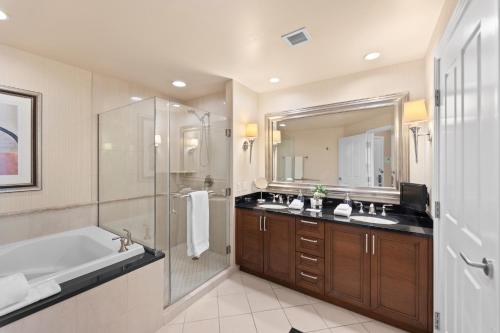 拉斯维加斯Lucky Gem Luxury Suite MGM Signature, Strip View 509的带浴缸、水槽和淋浴的浴室