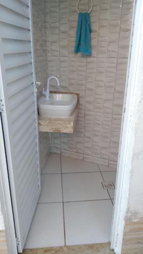 蒙加瓜pousada&Hostel perola mar的一间带水槽和毛巾的小浴室
