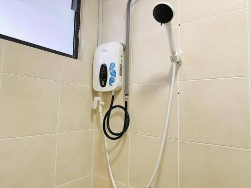 Kampong PenagaS3 2Room Sunway Geo 1-8PAX Sunway Medical Centre的浴室淋浴墙上的吹风机