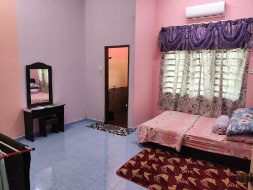 哥打巴鲁TokWan PCB Homestay的一间卧室配有一张床、镜子和窗户
