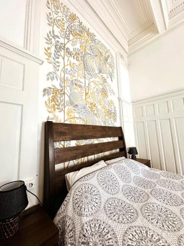 蒙得维的亚Rococo的一间卧室配有床和壁画