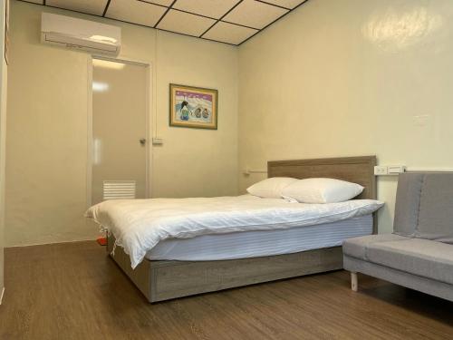 大湖乡佳林居的一间医院间,配有床和沙发
