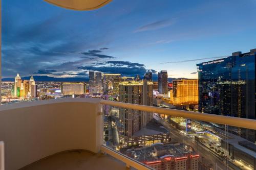 拉斯维加斯Lucky Gem Penthouse Suite MGM Signature, Balcony Strip View 3505的享有城市天际线的美景。