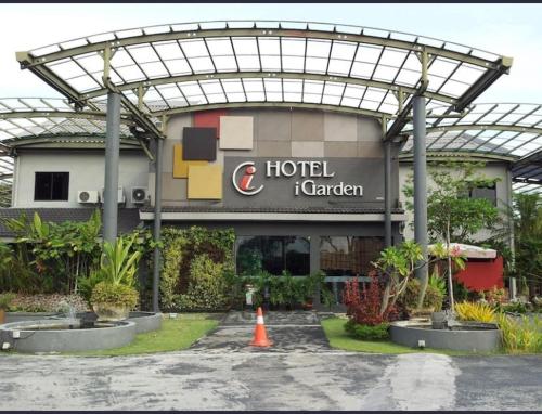 怡保I Garden Hotel的一座酒店领头领建筑,前面有一个橙色锥