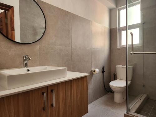 佩雷贝勒佩里阿度假公寓的一间带水槽、卫生间和镜子的浴室