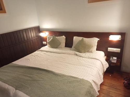 卡兰古特La Gabriell beach inn的一张配有白色床单和枕头的大床