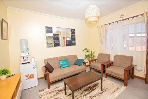 NarokEbony Mara的客厅配有沙发和两把椅子