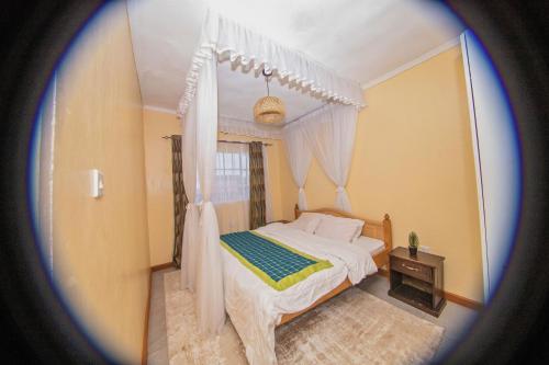 NarokEbony Mara的一间小卧室,配有床和窗户