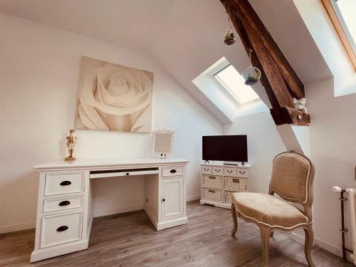 瓦讷Les Suites du 119的配有白色书桌和电视的家庭办公室