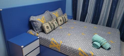 怡保Ipoh homestay Casa的蓝色的卧室,配有一张蓝色墙壁的床