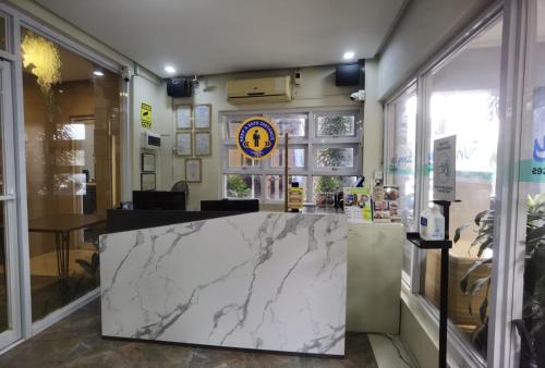 CaintaSunny Day Residences Cainta的大堂设有大理石柜台,位于商店