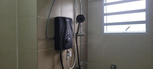 怡保Ipoh homestay Casa的浴室墙上挂着吹风机