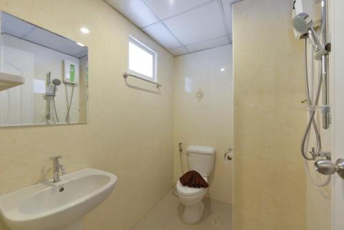 曼谷The Breton Hotel Media的一间带水槽、卫生间和淋浴的浴室