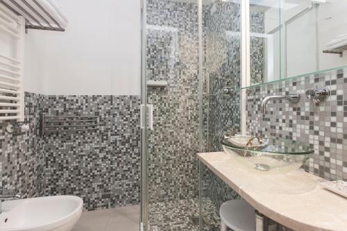 威尼斯阿尔马司卡伦里特酒店的一间带水槽和玻璃淋浴的浴室
