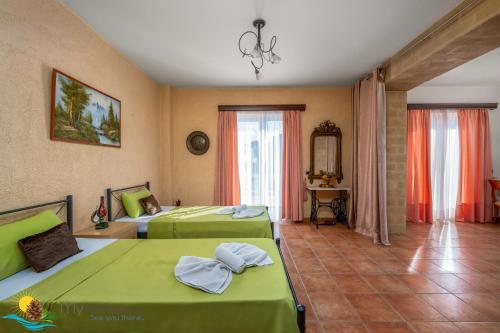 克雷马斯蒂Villa Rea Luxury 5 bdrs with swimming pool的一间卧室设有两张绿色的床和镜子