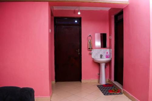 MeruEP Home的粉红色的浴室设有水槽和微波炉