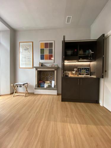布斯托阿西齐奥Notte di Note - home hospitality的客厅铺有木地板,设有壁炉。
