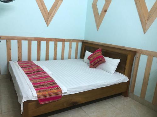 Homestay Hải Long的一张床上有两个枕头的房间