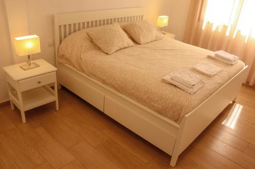 下布雷尼亚Mary (A): Confort y playa.的一间卧室配有一张床,上面有两条毛巾